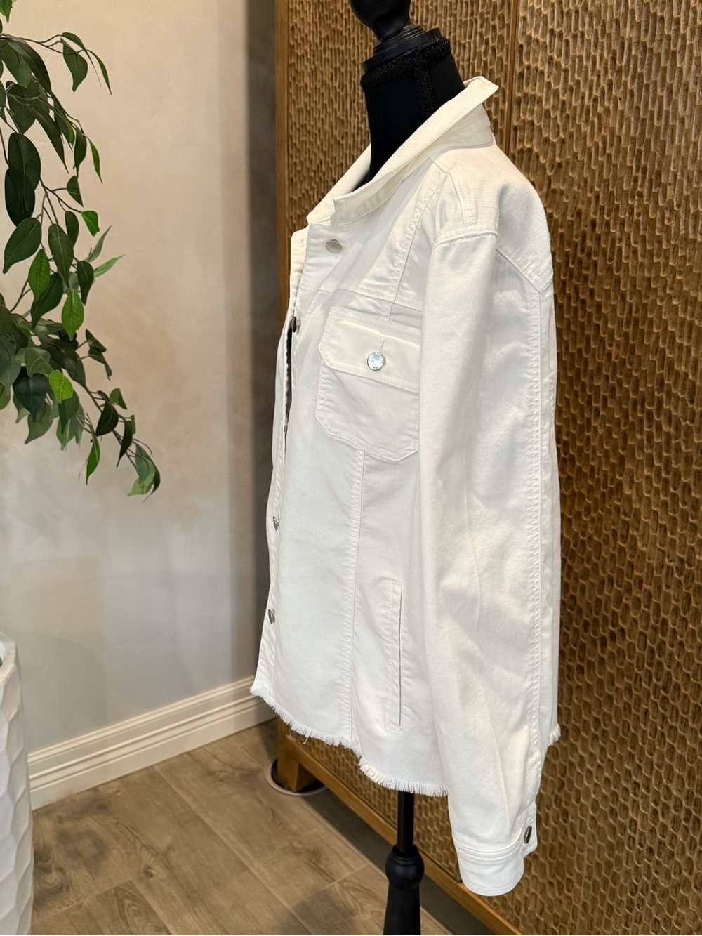 Chico's White Denim Jean Jacket with Frayed Hem Chico Size 4 - Picture 5 of 11